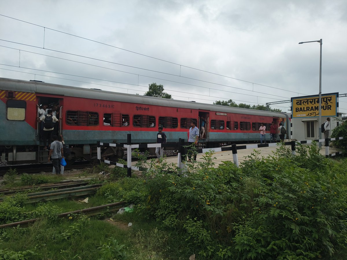 rizwan54678's tweet photo. Sir Balrampur railway station ka platform number 1 kafi chota hai amrit Bharat  railway station me jub yaha railway station samil hua tha to kya iski lambai nahi napi gai thi
@drm_lko https://t.co/ZPAEFctV8n