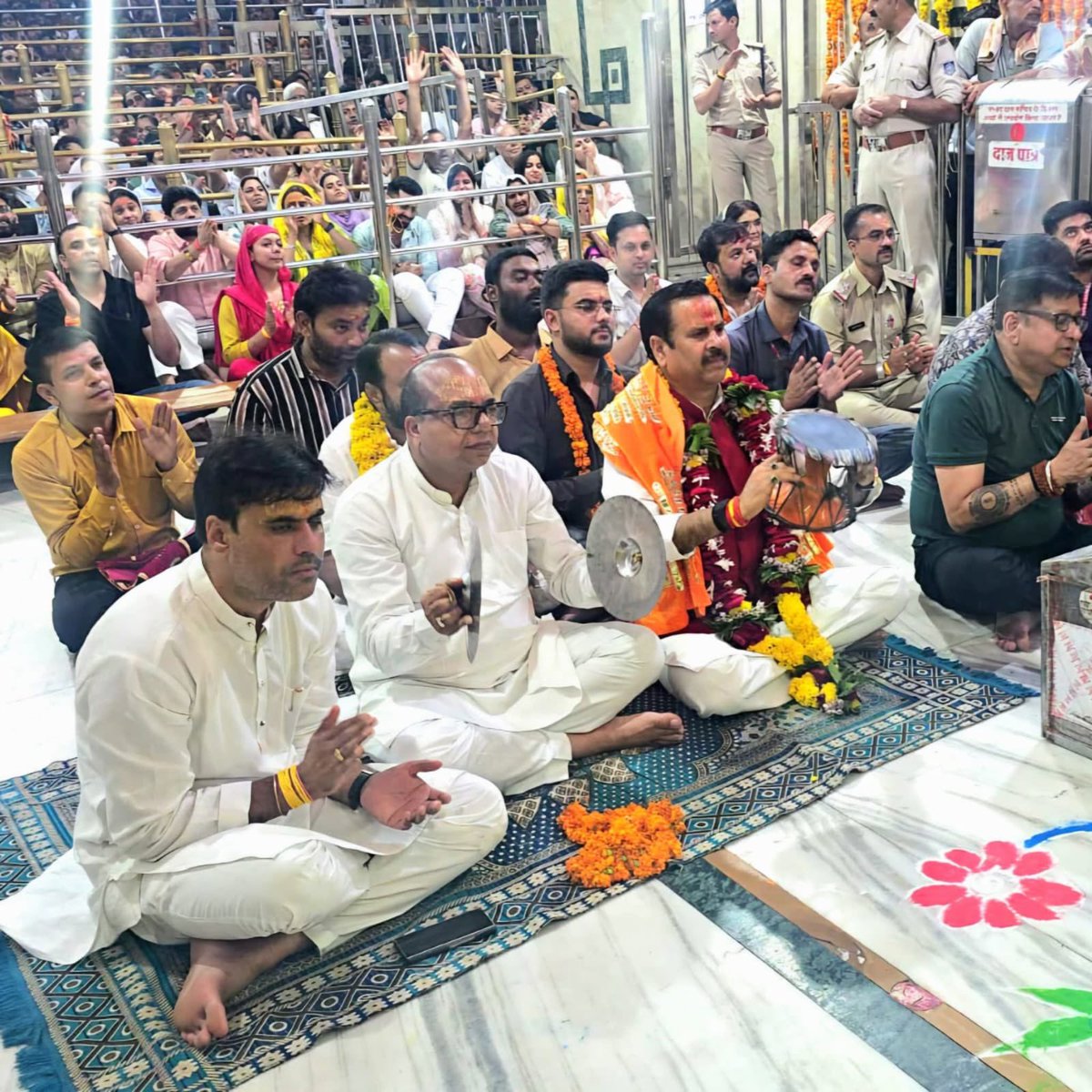 onlinedhananjay's tweet photo. जय श्री महाकाल। 🚩🚩

पवित्र श्रावण मास में मध्यप्रदेश भाजपा प्रभारी डॉ.महेंद्र सिंह जी (भाई साहब) के साथ भगवान श्री महाकालेश्वर जी के दर्शन पूजन कर आशीर्वाद प्राप्त किया। 
🙏🔱
#ujjain #mahakal https://t.co/z5QjgZObUi