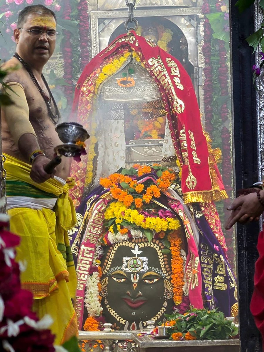 onlinedhananjay's tweet photo. जय श्री महाकाल। 🚩🚩

पवित्र श्रावण मास में मध्यप्रदेश भाजपा प्रभारी डॉ.महेंद्र सिंह जी (भाई साहब) के साथ भगवान श्री महाकालेश्वर जी के दर्शन पूजन कर आशीर्वाद प्राप्त किया। 
🙏🔱
#ujjain #mahakal https://t.co/z5QjgZObUi