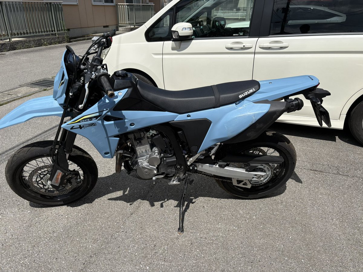 drz4sm___'s tweet photo. drzで転ぶとこんな感じに壊れるらしい
新��2ヶ月2000キロ
まー仕方ないでしょ https://t.co/rGMLVagA5K