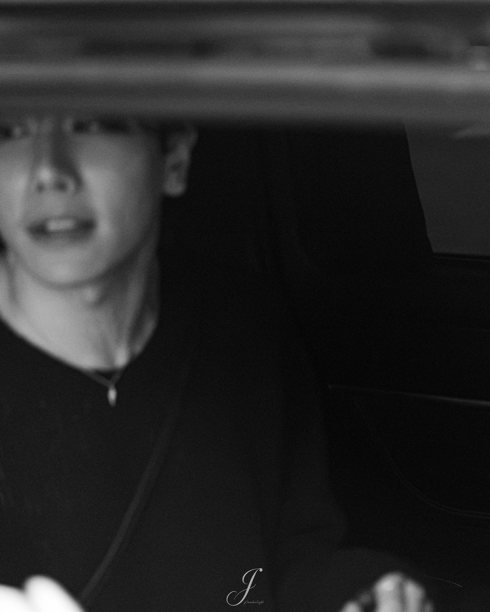 gryeeen's tweet photo. 어제도 영화 찍으셨네

제목 퇴근길 
주연 박효신
감독 J https://t.co/LwD5CJldCf