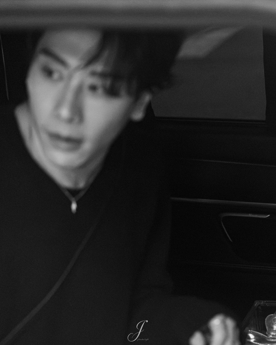 gryeeen's tweet photo. 어제도 영화 찍으셨네

제목 퇴근길 
주연 박효신
감독 J https://t.co/LwD5CJldCf
