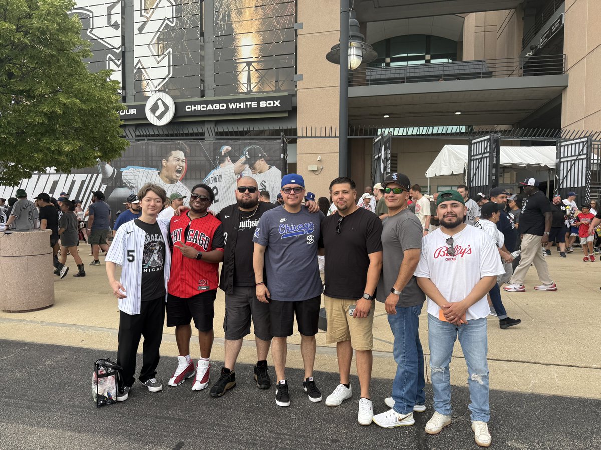 smallaoki's tweet photo. 1人目の彼はWhite Soxファンで自分が1人で試合を観てたら話しかけて写真を撮ってくれた後ろのグループの1人。全員シカゴの警察官で試合後は現地の人気のbarでご馳走までしてくれた🙏🏻
@munetaka55ys くんのおかげでスワローズファンとホワイトソックスファンの交流が生まれてる。本当に凄い。 https://t.co/pNi48U92pi