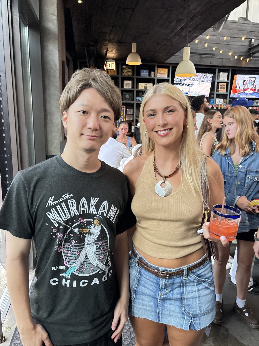 smallaoki's tweet photo. 1人目の彼はWhite Soxファンで自分が1人で試合を観てたら話しかけて写真を撮ってくれた後ろのグループの1人。全員シカゴの警察官で試合後は現地の人気のbarでご馳走までしてくれた🙏🏻
@munetaka55ys くんのおかげでスワローズファンとホワイトソックスファンの交流が生まれてる。本当に凄い。 https://t.co/pNi48U92pi