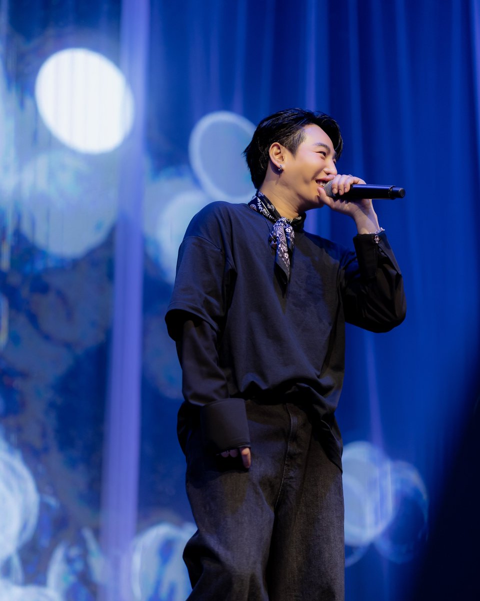 around_ent's tweet photo. “เป๊ก ผลิตโชค” กลับมาเติมเต็มความคิดถึง...เปิดตัวเพลงใหม่ “I’ve Got You” ครั้งแรกในแฟนมีตติ้งวันเกิด

#Peck_IGYFanmeet
#IhaveGotYou #PeckPaLitChoke #เป๊กผลิตโชค 
#WhiteMusicRecord 

อ่านข่าวเพิ่มเติม
📍https://t.co/nhFjslyByw

ทั้งหมดคือภาพของความรักที่เดินทางผ่านกาลเวลา และเป็นเครื่องยืนยันว่า ตลอดหนึ่งปีที่ไม่ได้พบกัน ความรักที่มีให้กันและกัน ไม่ได้หายไปไหนเลย

ติดตามมิวสิกวิดีโอเพลง  “I’ve Got You” ของ “เป๊ก” ผลิตโชค อายนบุตร  ได้ทาง
https://t.co/HaG7FDf0aR