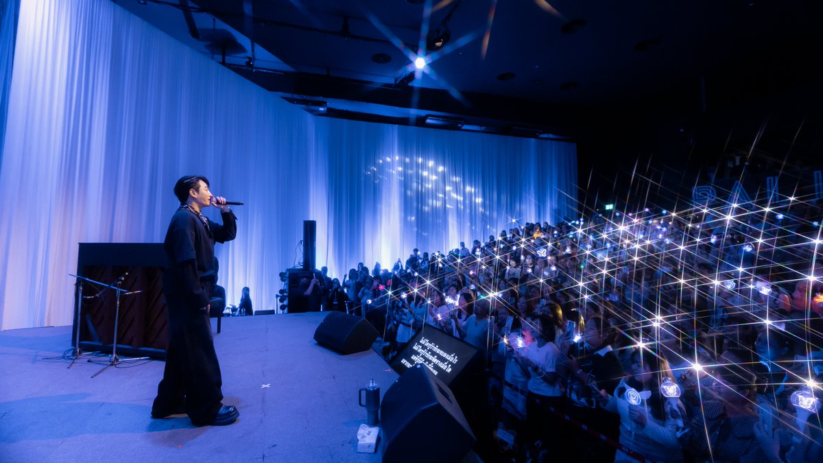 around_ent's tweet photo. “เป๊ก ผลิตโชค” กลับมาเติมเต็มความคิดถึง...เปิดตัวเพลงใหม่ “I’ve Got You” ครั้งแรกในแฟนมีตติ้งวันเกิด

#Peck_IGYFanmeet
#IhaveGotYou #PeckPaLitChoke #เป๊กผลิตโชค 
#WhiteMusicRecord 

อ่านข่าวเพิ่มเติม
📍https://t.co/nhFjslyByw

ทั้งหมดคือภาพของความรักที่เดินทางผ่านกาลเวลา และเป็นเครื่องยืนยันว่า ตลอดหนึ่งปีที่ไม่ได้พบกัน ความรักที่มีให้กันและกัน ไม่ได้หายไปไหนเลย

ติดตามมิวสิกวิดีโอเพลง  “I’ve Got You” ของ “เป๊ก” ผลิตโชค อายนบุตร  ได้ทาง
https://t.co/HaG7FDf0aR