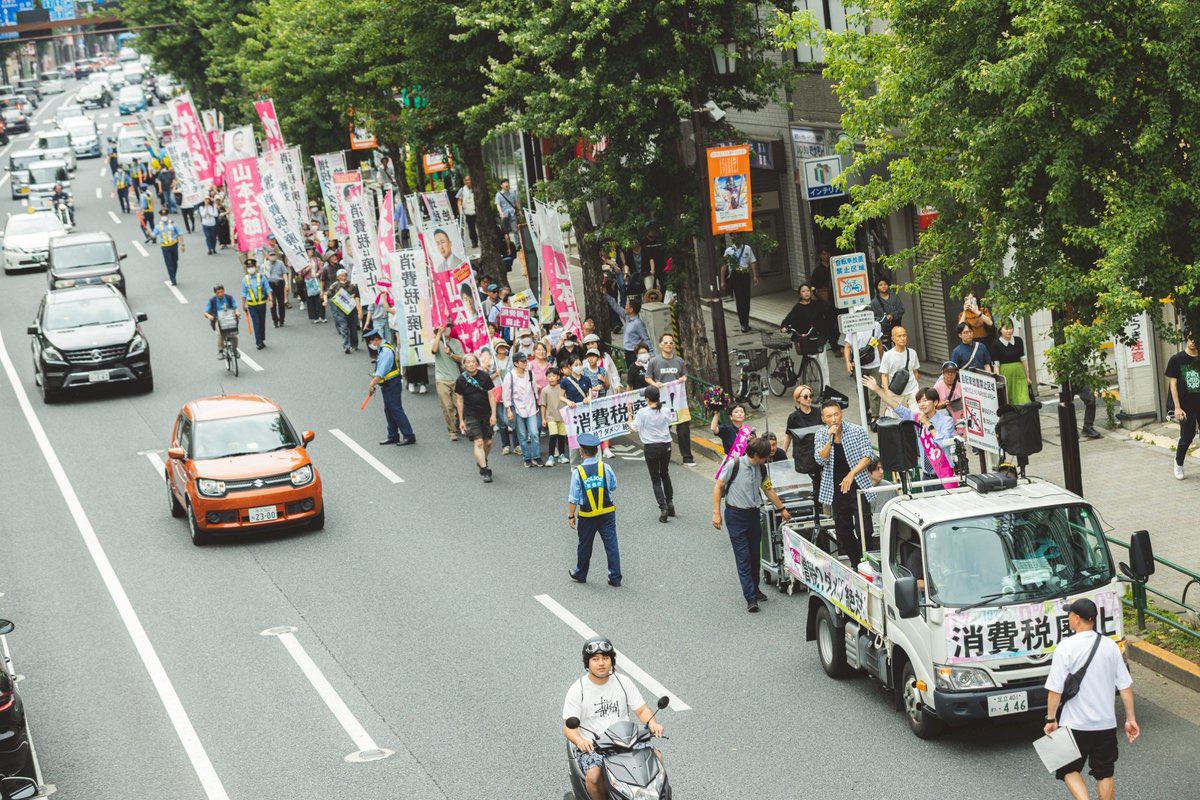Echan_Lost's tweet photo. 野獣邸凸の参加人数が1000人超えたせいでいよいよ構図が反対運動とか即位に対する祝賀パレードに似始めてる https://t.co/JQP1bd3BKb