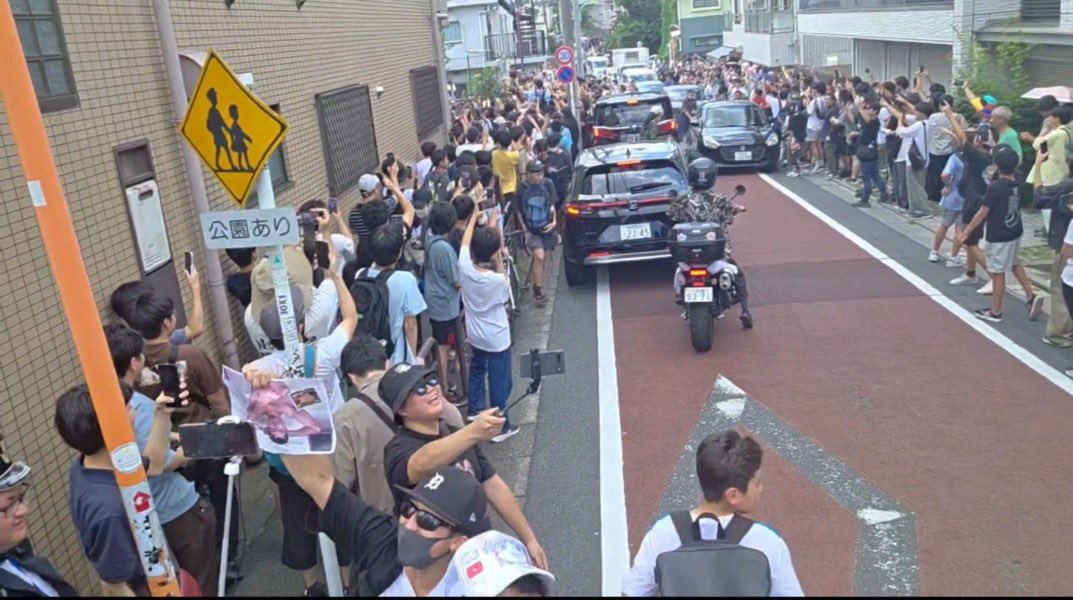 Echan_Lost's tweet photo. 野獣邸凸の参加人数が1000人超えたせいでいよいよ構図が反対運動とか即位に対する祝賀パレードに似始めてる https://t.co/JQP1bd3BKb