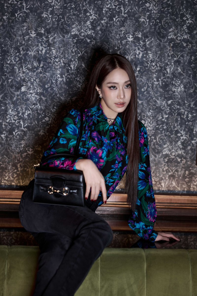 mintmag_th's tweet photo. สวยสะกด! เสิร์ฟภาพสองสาวจาก #4EVE 'โจริญ-มายด์' อวดลุคสวยถ่ายทอดความมั่นใจพร้อมไอเท็ม Horsebit Duomo ล่าสุดจากคอลเล็กชั่น PRIMAVERA ประดับด้วยฮาร์ดแวร์ Horsebit ดีไซน์ผสมผสานความหรูหราเปี่ยมรสนิยม 💚

#Jorin4EVE
#Mind4EVE
#Gucci
#GucciHorsebitDuomo
#MintNews https://t.co/MhT5kptYzT