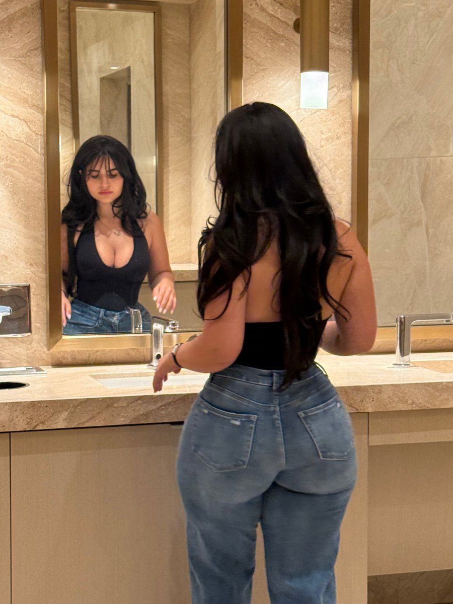 melkoneko's tweet photo. thoughts on the outfit? https://t.co/rMVLXlrHGk