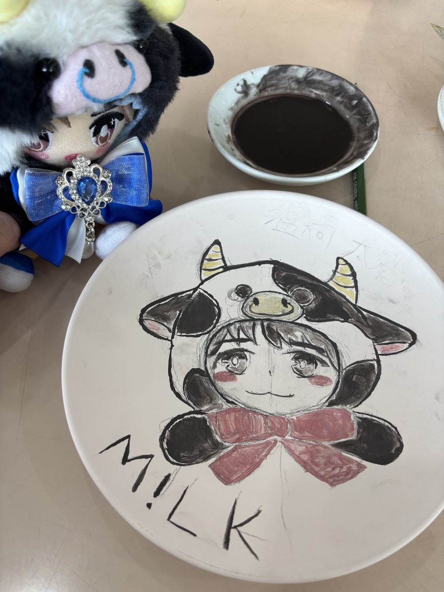 __Milk_911's tweet photo. 絵付体験してきた！！

黒っぽいところは青になります
多分、焼く前のこれが一番いい状態なのお納めください🐮 https://t.co/zF5arOSXhf
