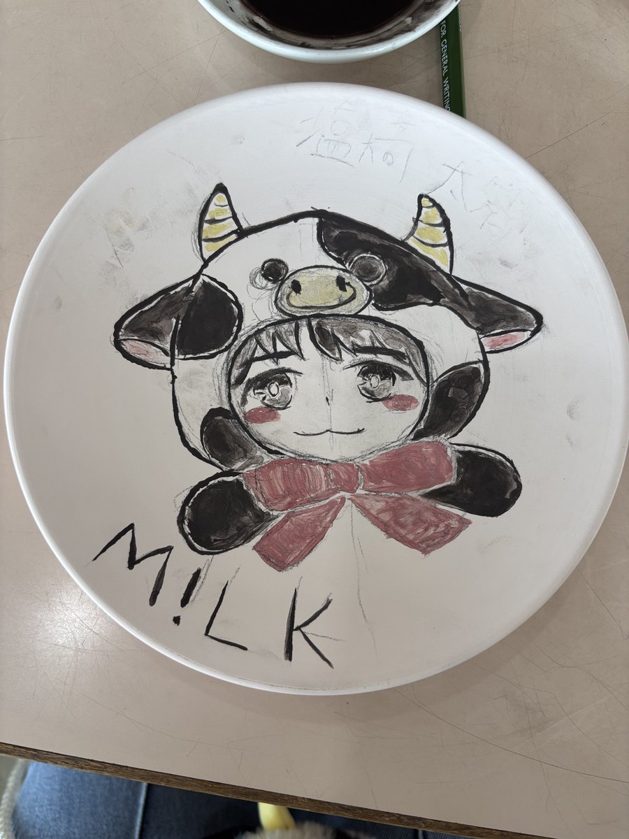 __Milk_911's tweet photo. 絵付体験してきた！！

黒っぽいところは青になります
多分、焼く前のこれが一番いい状態なのお納めください🐮 https://t.co/zF5arOSXhf