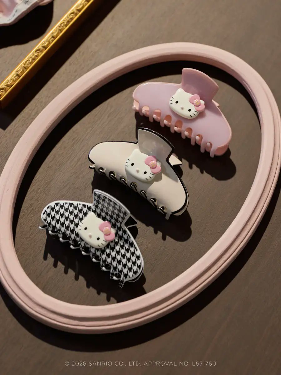 sanrio_oshikatu's tweet photo. ＼⚠️コラボ商品【予告】📣🆕／
Her lip to×ハローキティ初のコラボ限定コレクション、8/20(木)～代官山T-SITE GARDEN GALLERYで開催する期間限定のPOP-UP STOREにて先行発売開始🥹🎀
その後、順次8/27(木)～店頭やオンラインストアで発売開始🛒

くすみカラーを基調とした大人可愛いアイテムがたくさん🥹🩷
さすがにかわいすぎる…🥹🩷
ポップアップストアは混雑緩和のため、全日程整理券制となるようなので、行きたい人は8/12(水)12時～の申し込みを忘れずに📝

🔗詳細は公式オンラインストア
https://t.co/PjFCUun0Bk

📅発売日・購入：
✅POP-UP STORE
2026年8月20日（木）より先行発売
抽選申込期間：8月12日(水)12:00～8月13日(木)23:59
✅House of Herme
2026年8月27日（木）より発売
✅Her lip to ジェイアール名古屋タカシマヤ店
2026年8月28日（金）より発売
✅Her lip to 公式オンラインストア
2026年8月30日（日）19:00 発売

#サンリオキャラクターズ #ハローキティ