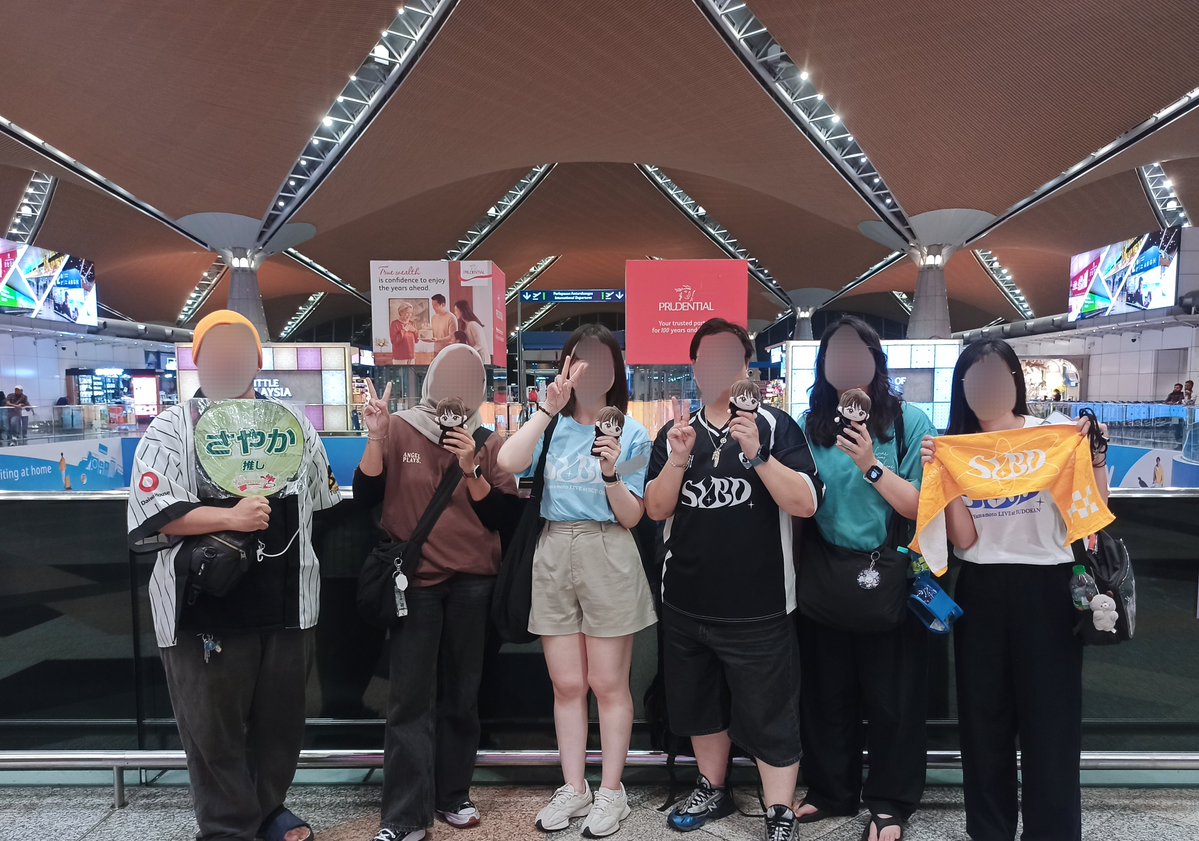 totomoyo's tweet photo. sayaka send-off at KLIA
sad she is leaving but hoping she will come back maybe for the asia tour in Zepp KL? 🙏

tq to sayaka, sayaka's team, sayaka oshi gang and others!
お疲れ様でした! またね~!
#山本彩
#BonOdoriLalaportBBCC https://t.co/A8uhQYORrY