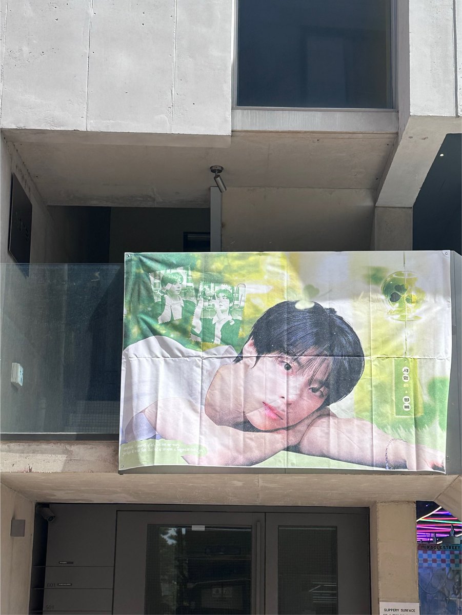 DotnotePerfume's tweet photo. 8월 10일 오늘, 닷노트 홍대점에서
나인아이 ��호님의 생일을 축하하고 있습니다. ☘️💚

#나인아이 #지호 #NINEi #JIHO https://t.co/qiB7nemfw0