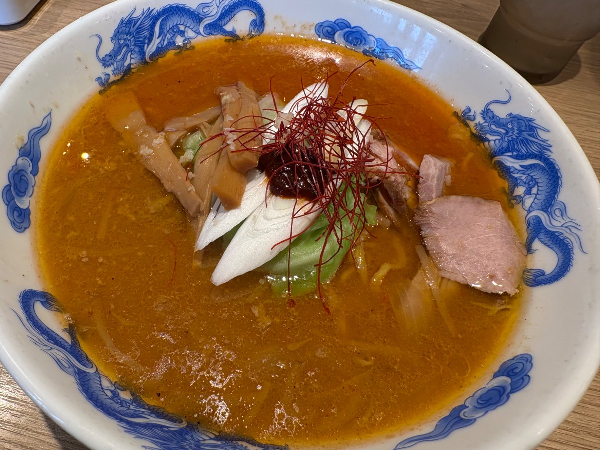 onebloom2026's tweet photo. 先日お仕事で豊平区に行った時に、久々に平岸に来たし友達が働いてるお店凄い近いじゃん！って思い行って来ました✨
15時近くでも超有名店だけあって衝撃的な行列がまだ続いてる…😢
そして友達は休みで昼飲みしてた🤣笑
次回半チャーハン食べてみよっ♡笑

今日も13:00からいます🙋‍♀️ https://t.co/dt9Tgu8PFd