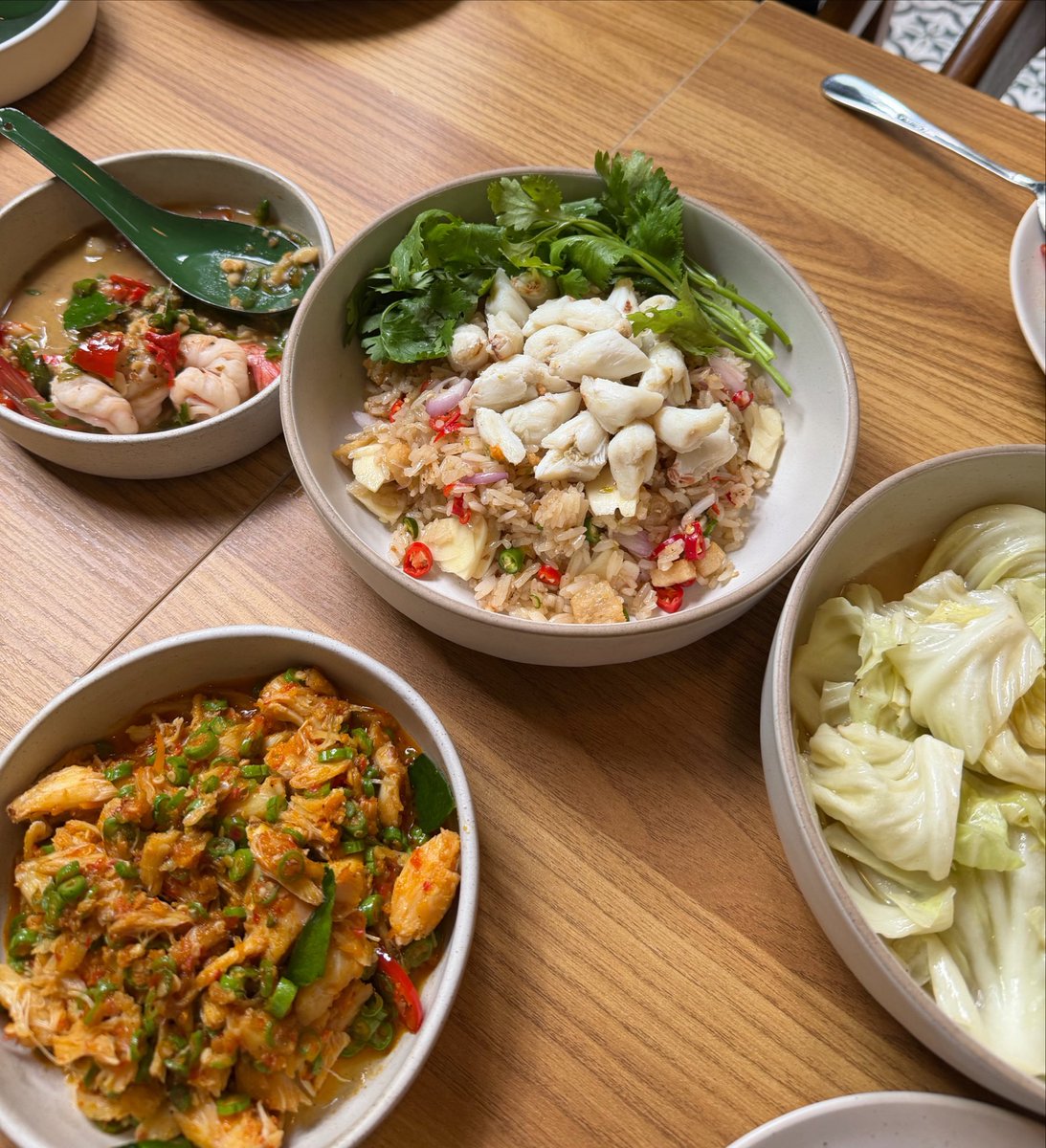 weirderday__'s tweet photo. gruun (กรุ่น)🤍⭐️🪽 เป็นร้านอาหารไทยโฮมมี่ที่อร่อยมากๆๆๆ รสชาติดีทุกอย่าง ส่วนตัวสั่งกะหล่ำปีผัดน้ำปลากับผัดฟักทองทุกครั้งที่ไป เป็นเมนูธรรมดาที่อร่อยมาก อีกเมนูที่แนะนำต้องสั่งคือข้าวขยำปู เผ็ดนัวสุดๆ ละของหวานก็อร่อย เราสั่งมังคุดน้ำปลาหวาน อีกอันเป็นกล้วยบวชชีชีสพาย อร่อยมากกกแสงออกปากเลยหละ👌🏼🍽️🫧