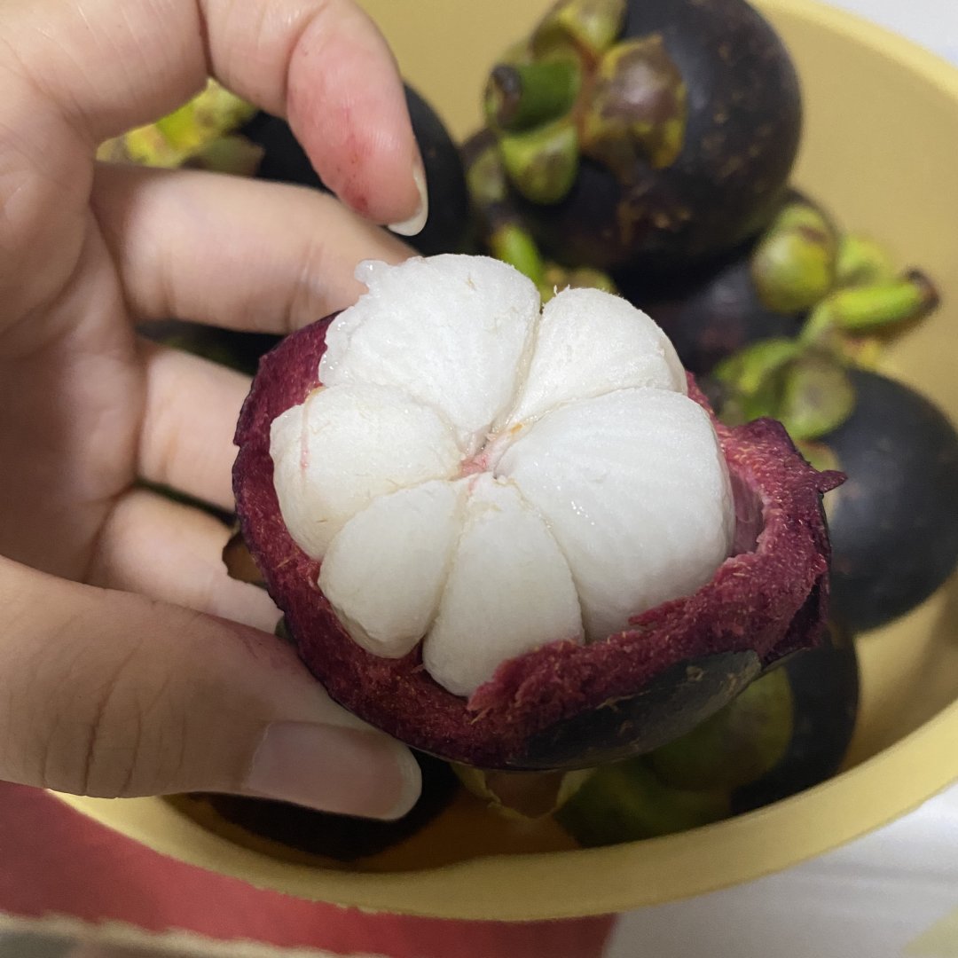 YunaAMM's tweet photo. A little bit of happiness for mangosteen lovers! ||| I just happened to be passing by the supermarket near my home and bought some. https://t.co/RPvkfSpIpF