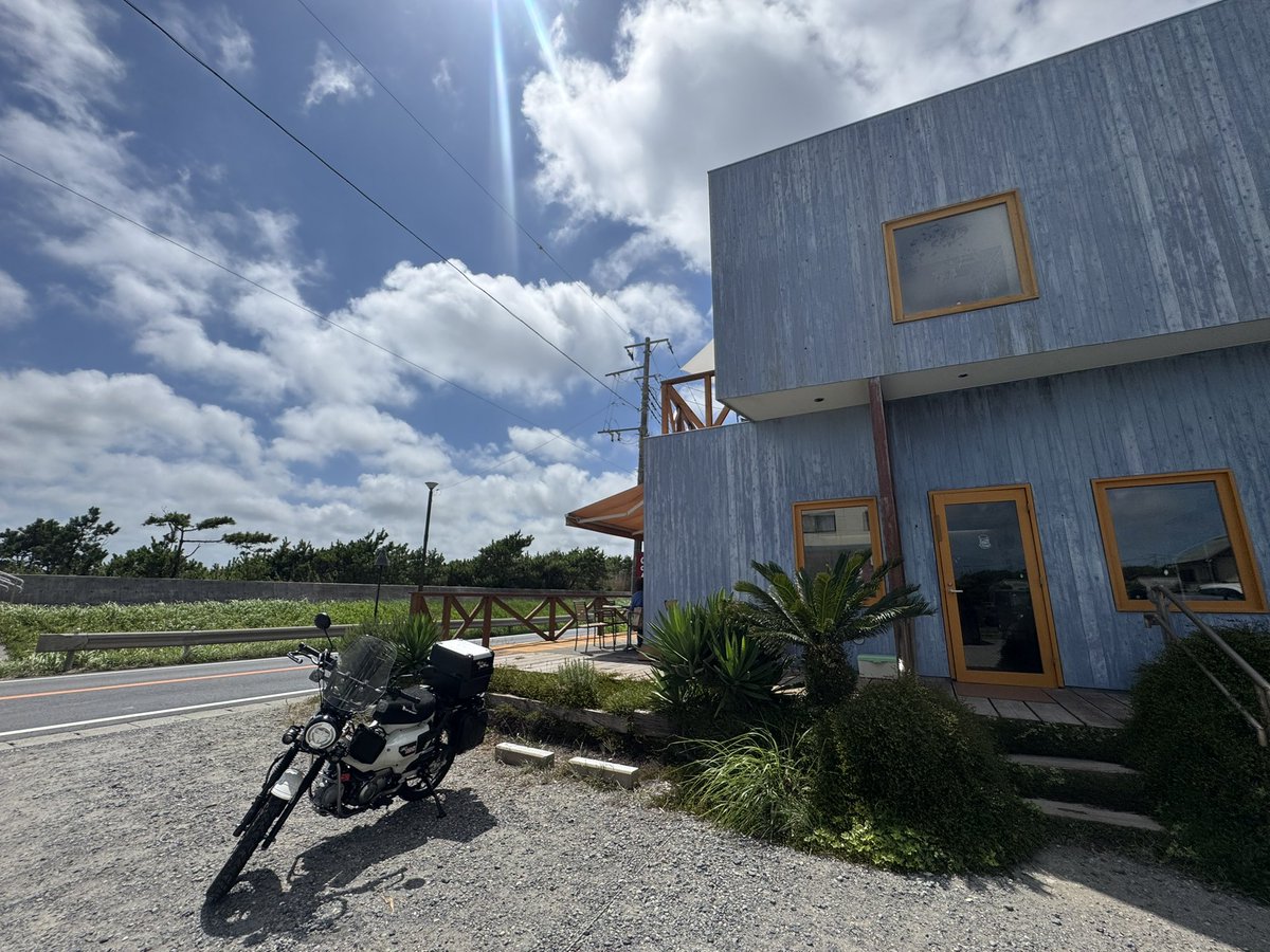steko_e_e_smile's tweet photo. バイクで来たかったけど風が強いので車で…限定🍔終わっちゃう前に来ました
最後の写真のバイクは私のものではありません笑
頂いたメニュー
〇数量限定トウモロコシの冷製スープ
〇ジューシースパイシーモロコシーバーガー
〇ホットカフェラテ
ご馳走様でした
#飯岡 #nowave https://t.co/UQ5x1QgDFe
