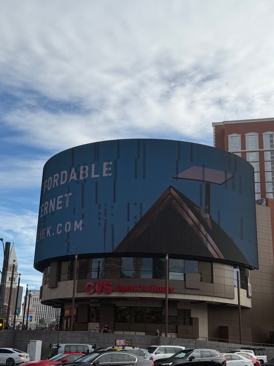 M44_1RJ's tweet photo. As-clown Elon doesn't want to advertise - god forbid, educating his customers about the use and practicality of Tesla - but sure thing, he will rent a billboard on the strip in Las Vegas to advertise for Starlink ----- all by design ! $TSLA https://t.co/QOaTjJQTX7