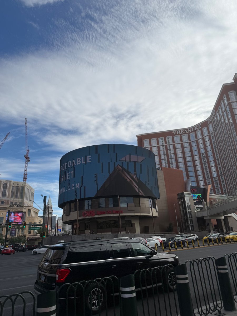 M44_1RJ's tweet photo. As-clown Elon doesn't want to advertise - god forbid, educating his customers about the use and practicality of Tesla - but sure thing, he will rent a billboard on the strip in Las Vegas to advertise for Starlink ----- all by design ! $TSLA https://t.co/QOaTjJQTX7