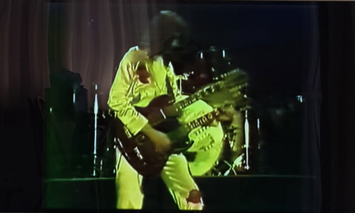 claptmania's tweet photo. #Led_Zeppelin
カミさんは今日も勤務日...昨日の今日なのでキツいだろうな😅
ご苦労様だな。
で、独りオイラは
疲れた身体を映像で癒してます🤪
LZ live in Seattle 1977
...正直、73年頃までのLZ ライブの方が好みだな。 https://t.co/e3vGXM04ai