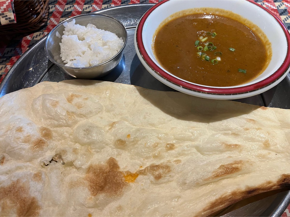 daikke660's tweet photo. 社食が休みゆえ、近所のインドカレー屋さんでマトンカレー。
中辛でも結構辛い💦
けど美味しかった。 https://t.co/zwYKSKvsZA