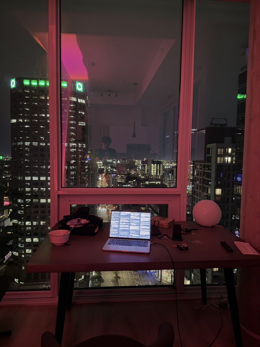 gottaguo's tweet photo. post your setup and I’ll rate it 1-10

here’s mine when I need a break from my monitors https://t.co/KJGSXAWMCW