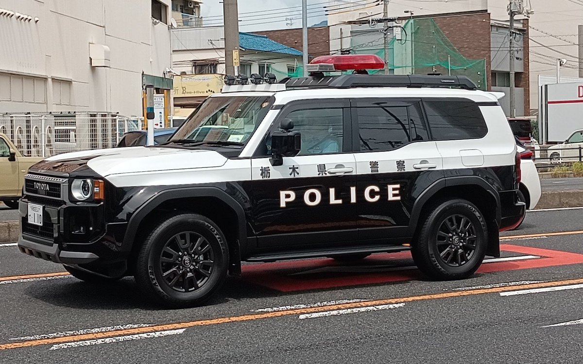 Myonpatokaa's tweet photo. やばい…！なんで広島市内に栃木県警のランクルパトとハイラックスパトがいるの？！嬉しすぎる！ https://t.co/amsMwghKvB