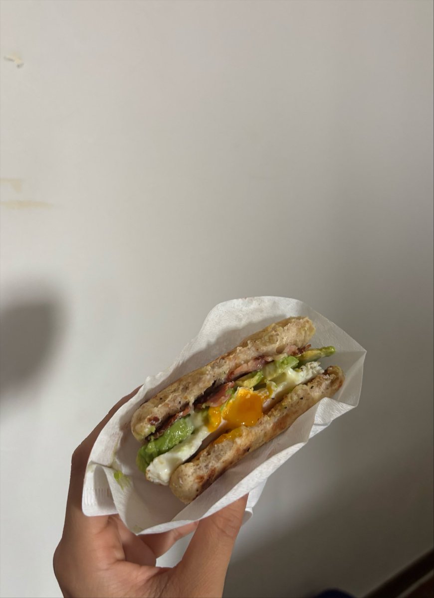 __ao_hs02's tweet photo. 朝マック我慢できたご褒美に、自家製朝（昼）ハンバーガー。レモンチーズマヨ🍋 https://t.co/DZMgp01iOH
