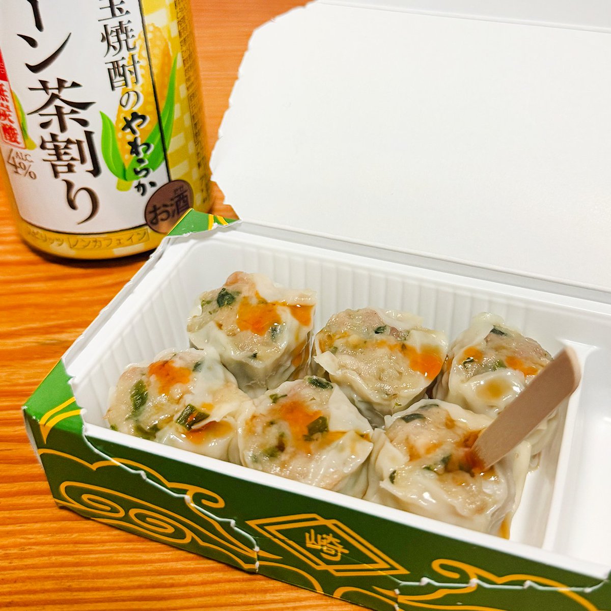 1000bero_net's tweet photo. 横浜駅で購入した崎陽軒「ギヨウザ350円」。これ、見た目や食感は焼売なのに味は餃子で脳がバグる。

ニラとにんにくがしっかり香って、爽やかなぽん酢にピリッとラー油。酒が消えるし、6個じゃ足りない…公式によると、焼いてもおいしいらしいので、次回は焼いてみよう。 https://t.co/BT4GyYEava