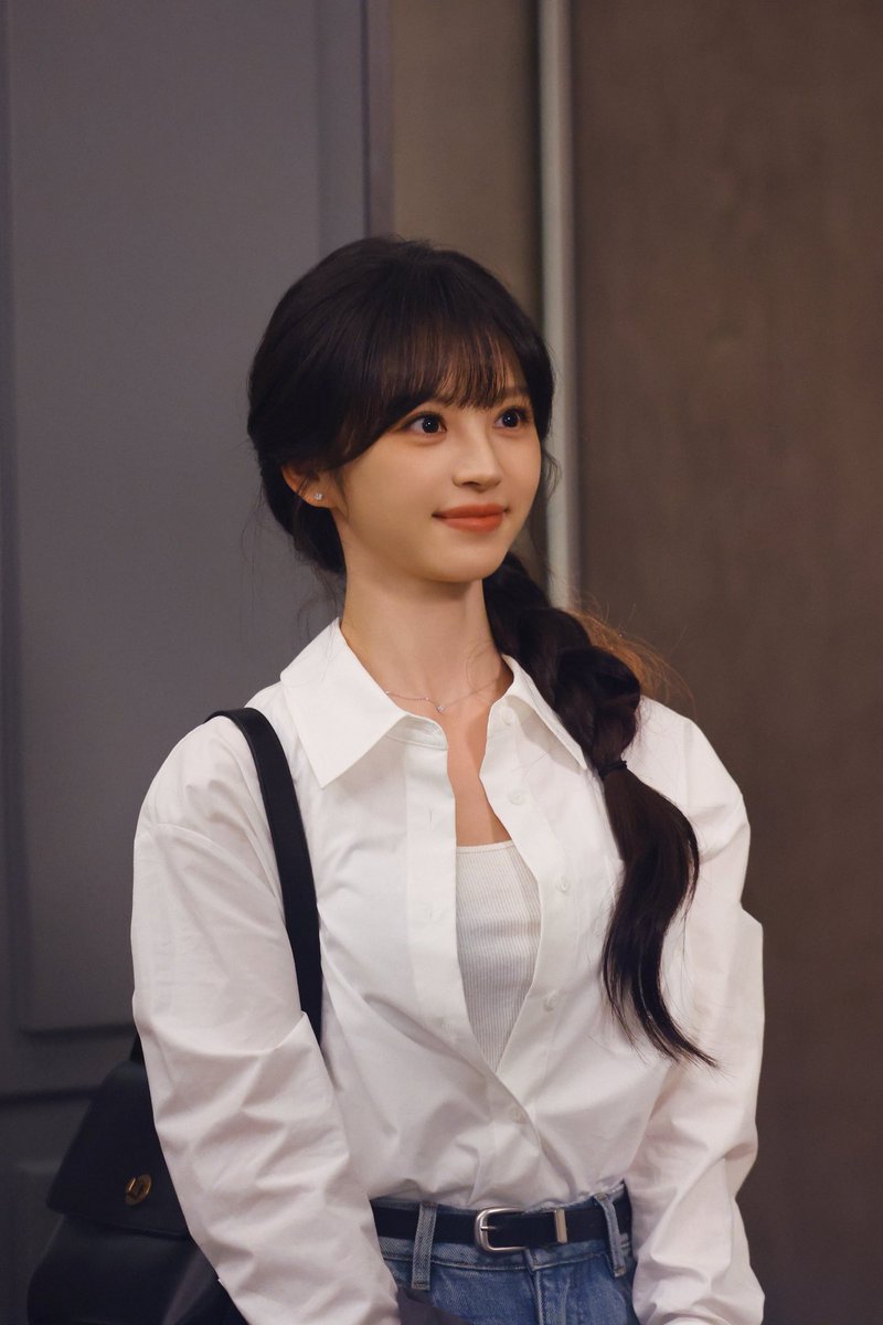 luvutianxiwei's tweet photo. #TianXiwei’s team has released new behind the scenes photos of her role 𝗟𝗶𝗻 𝗭𝗵𝗶𝘅𝗶𝗮 from the drama #GeniusGirlfriend 🌇[26.08.10]

source: https://t.co/fDAWRoAQRX https://t.co/NWiHdPmO7r