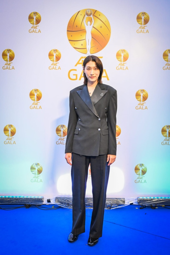 _19880226's tweet photo. '코트 떠나도 G.O.A.T' 배구 황제 김연경, 아시아배구연맹 초대 공로상 수상... "아시아 배구 정신 보여줬다"

배구 황제 김연경(38)은 코트를 떠났어도 G.O.A.T(Greatest Of All Time)였다.

https://t.co/hXR2Vh6Buz https://t.co/XLJaSbrQqG