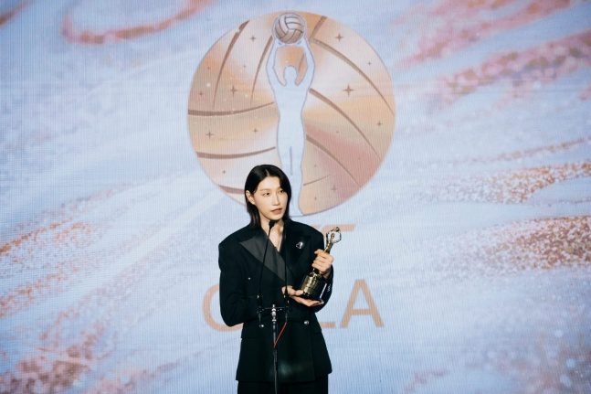 _19880226's tweet photo. '코트 떠나도 G.O.A.T' 배구 황제 김연경, 아시아배구연맹 초대 공로상 수상... "아시아 배구 정신 보여줬다"

배구 황제 김연경(38)은 코트를 떠났어도 G.O.A.T(Greatest Of All Time)였다.

https://t.co/hXR2Vh6Buz https://t.co/XLJaSbrQqG