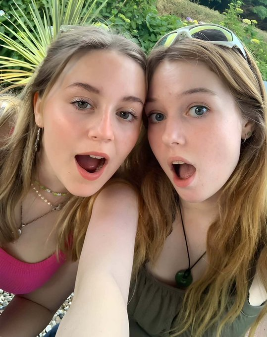 Annanavarrow's tweet photo. ¿A mí o a mi hermana? 🫣 https://t.co/wJVtkvqmci