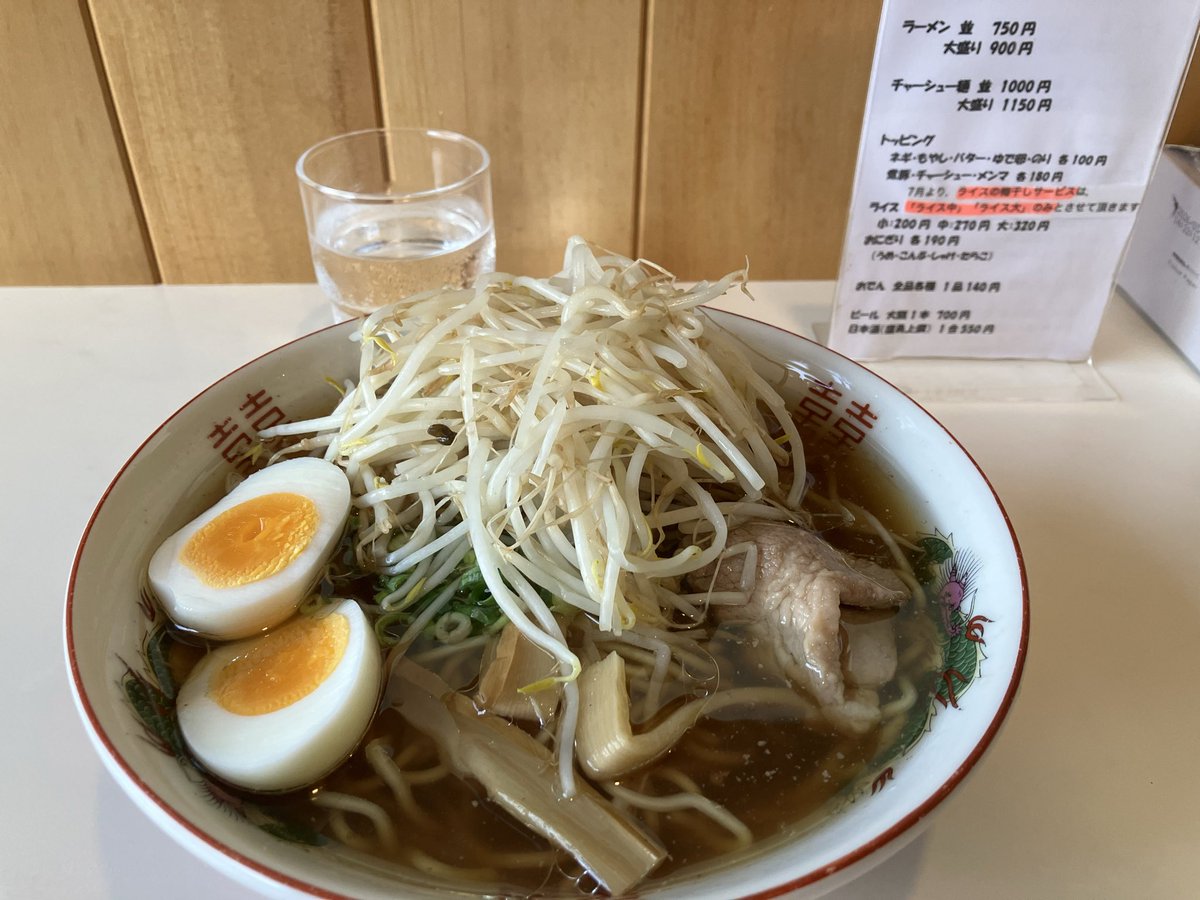 OyamaGenjin's tweet photo. 久々にすみれの牛骨ラーメン。
牛骨、良いなぁ☺️

で、腹ごなしにネイチャーでサウナ。
今日はセルフで香りを加えるらしいです😁
ユーカリと白樺みたいだけど，ちょい香り弱い？ https://t.co/RHDz7YuKu2