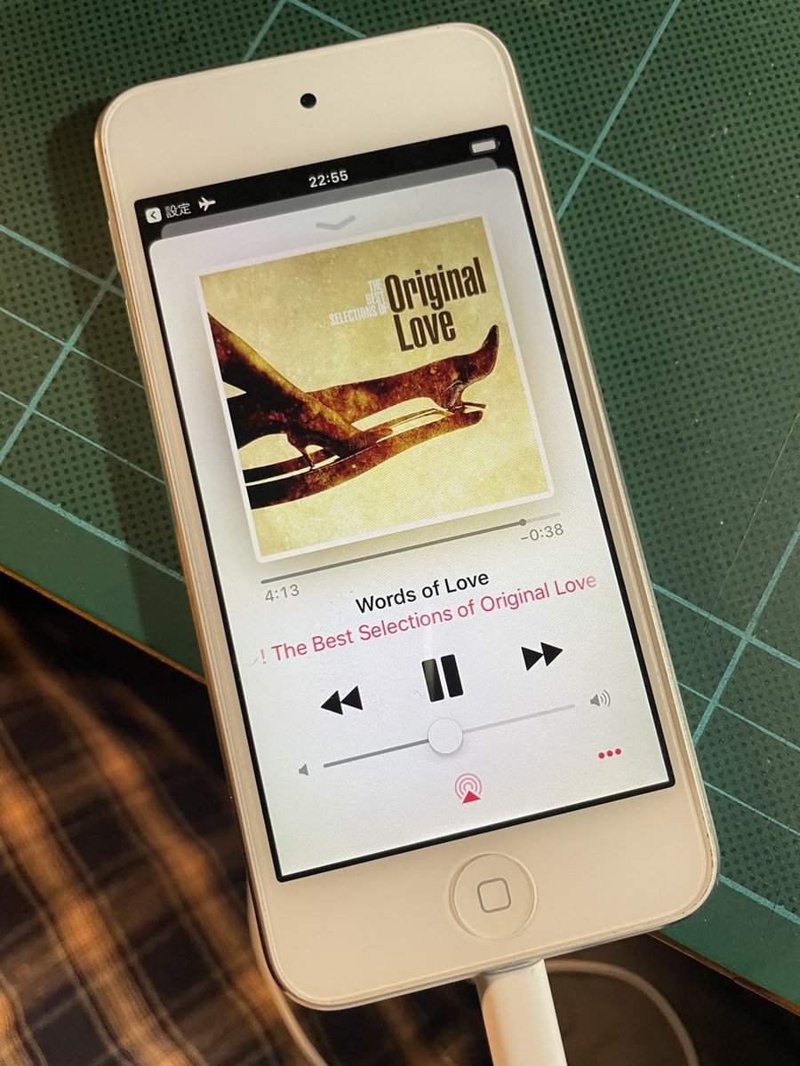 marginalreview's tweet photo. iPodtouch第6世代を音楽専用プレーヤーとして復帰。WiFiもBluetoothもOFFにして機内モードで全ての通信機能を完全停止すればバッテリー消費が格段に減る。iPhoneではやれない。iTunesの頃からインストールしている曲数は6600曲余り。それでも128GBのストレージの半分にも満たない。Spotifyも必要なし。 https://t.co/p6uR4lvzoz