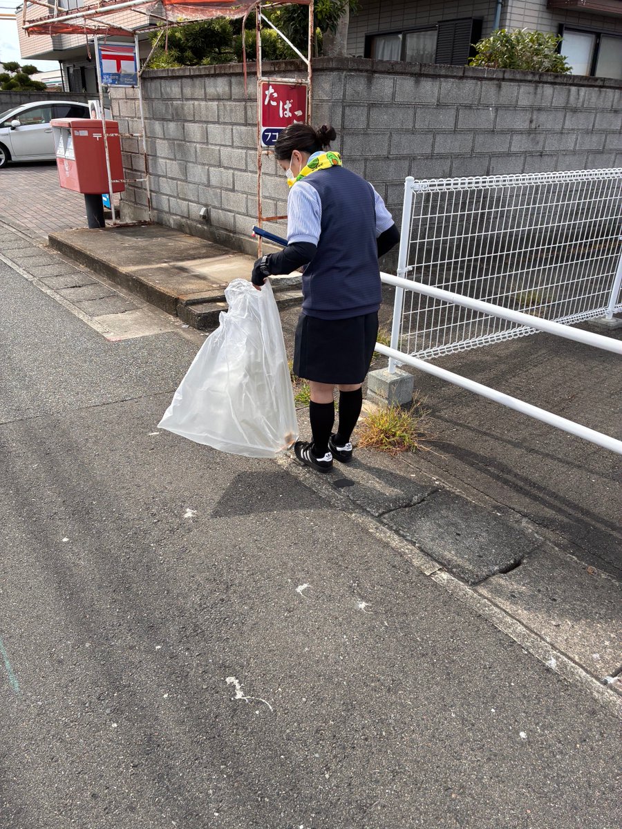 mn_nakayoshino's tweet photo. 毎月10日は清掃活動の日
小さな事かもしれませんが
積み重ねが大事ですね(*´ω｀*)
#ミリオン全店
#地域清掃活動実施 https://t.co/b5BQNvMRyd