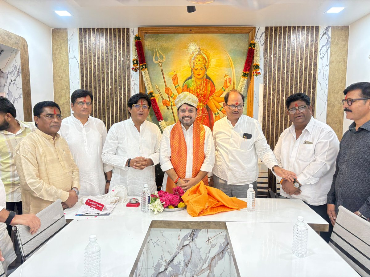 vishwajeetkadam's tweet photo. कर्नाटकातील कलबुर्गी (गुलबर्गा) येथे दौऱ्यादरम्यान भावसार क्षत्रिय समाजाचे श्रद्धास्थान असलेल्या श्री हिंगुलांबिका देवीच्या मंदिरात जाऊन मनोभावे दर्शन घेतले व आरती केली. यावेळी सर्व समाजबांधवांच्या सुख, शांती, समृद्धी आणि उत्तम आरोग्यासाठी प्रार्थना केली. तसे पहायला गेले तर समाजाचे कुलदैवत मानल्या जाणाऱ्या हिंगलाज मातेचे मूळ शक्तिपीठ पाकिस्तानातील बलुचिस्तान येथे आहे. 

सध्य परिस्थितीत भारतातील भाविकांना या मूळ शक्तिपीठाचे दर्शन घेणे सहज शक्य होत नाही. त्यामुळे भारतातील विविध ठिकाणी उभारलेली हिंगुलांबिका देवीची मंदिरे समाजाच्या श्रद्धा, संस्कृती आणि परंपरेचे जतन करणारी महत्त्वाची केंद्रे ठरली आहेत.

#HingulambikaDevi #Kalaburagi #Karnataka #Vishwajeetkadam