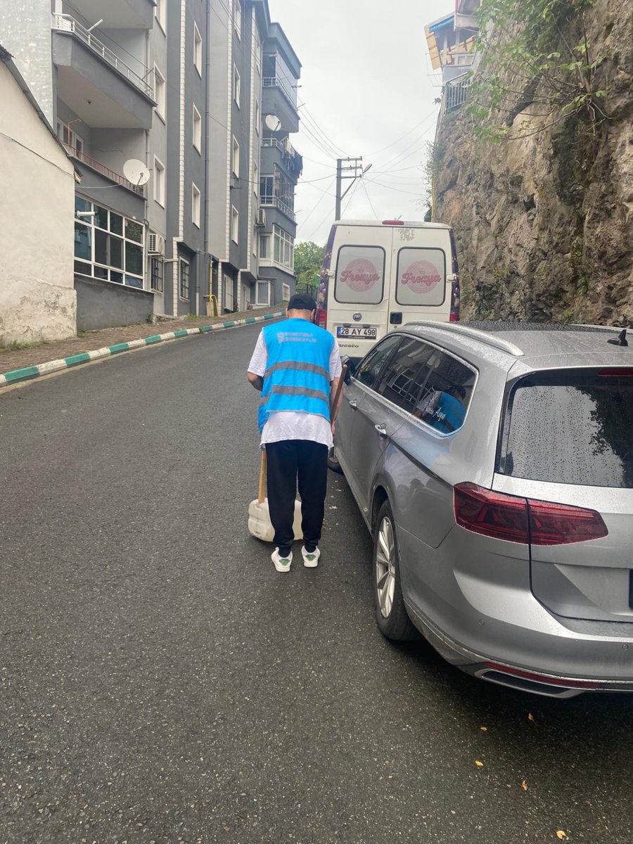 GiresunDsm's tweet photo. Haklarında kamuya yararlı bir işte ücretsiz çalıştırma yükümlülüğü verilen yükümlüler şehrimizin cadde ve sokaklarında temizlik faaliyetlerine devam ediyorlar.
#cte
#DenetimliSerbestlik
#kamuhizmeti https://t.co/m7679CtNGI