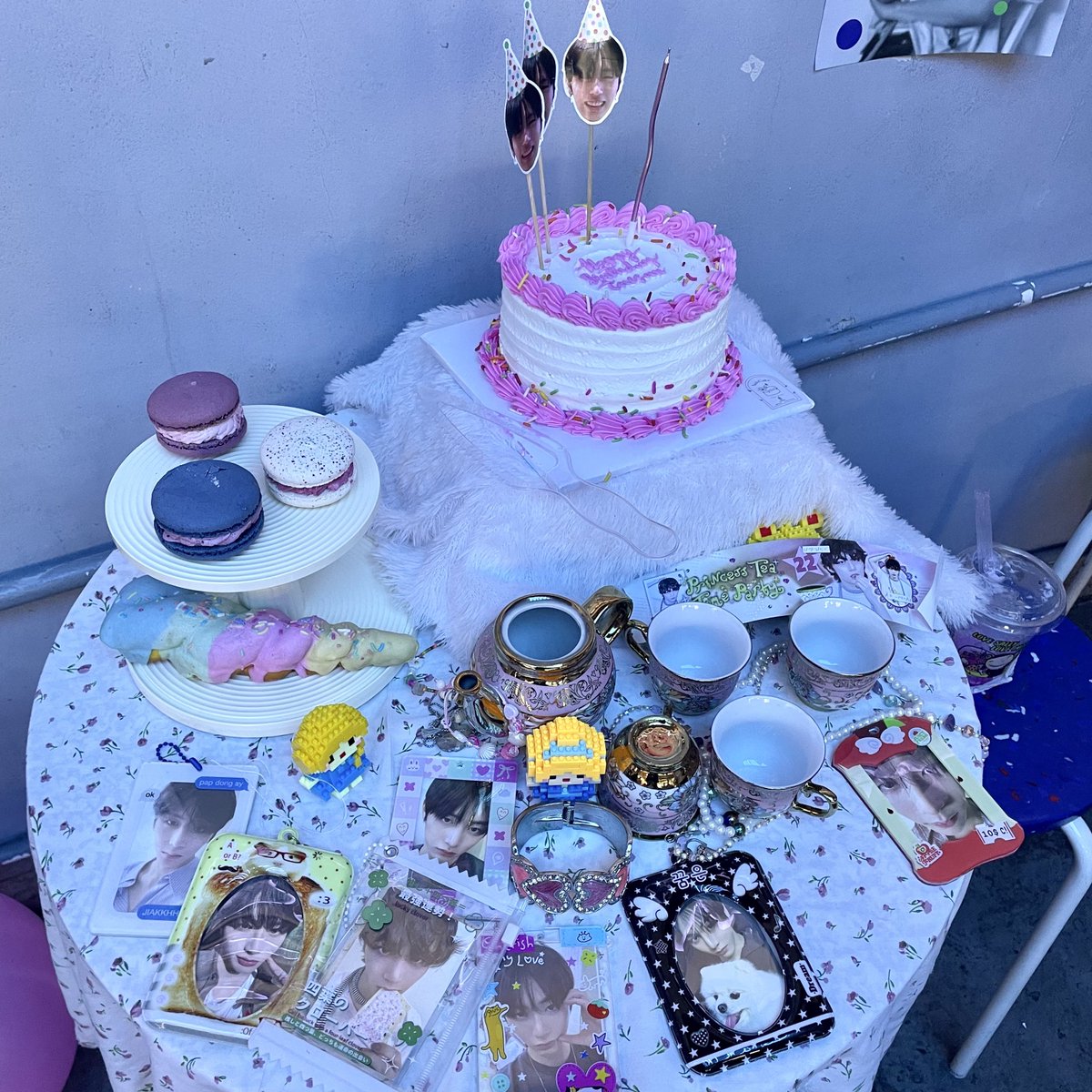 lovedibe's tweet photo. someone is feeling 22… happy birthday taesan! #PrincessTeaTimeParty 🫖🐈⬛👑 https://t.co/6VHrpSeuOL