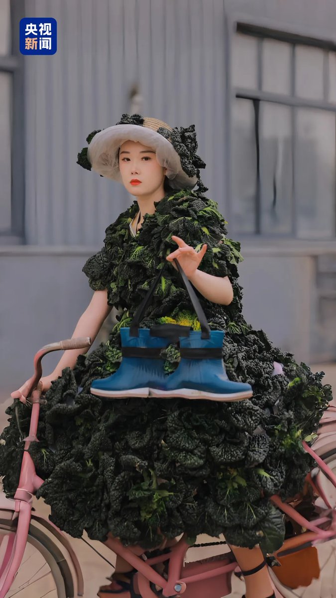 PDOAUS's tweet photo. Hu Mengfan, a 28-year-old woman from Suizhou, central China's Hubei Province, has found a creative way to #promote agricultural products, turning mushrooms, vegetables, grapes and other farm goods into eye-catching #high-fashion #outfits.
https://t.co/AM6dQ7cKTR https://t.co/znsEkruqMy