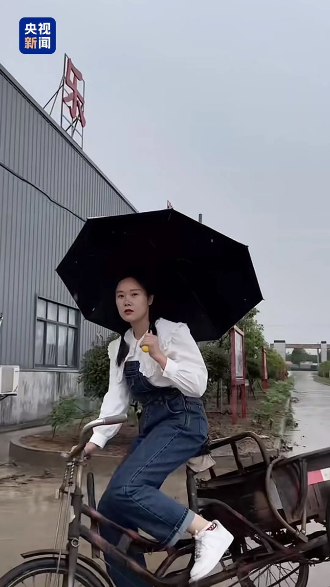 PDOAUS's tweet photo. Hu Mengfan, a 28-year-old woman from Suizhou, central China's Hubei Province, has found a creative way to #promote agricultural products, turning mushrooms, vegetables, grapes and other farm goods into eye-catching #high-fashion #outfits.
https://t.co/AM6dQ7cKTR https://t.co/znsEkruqMy