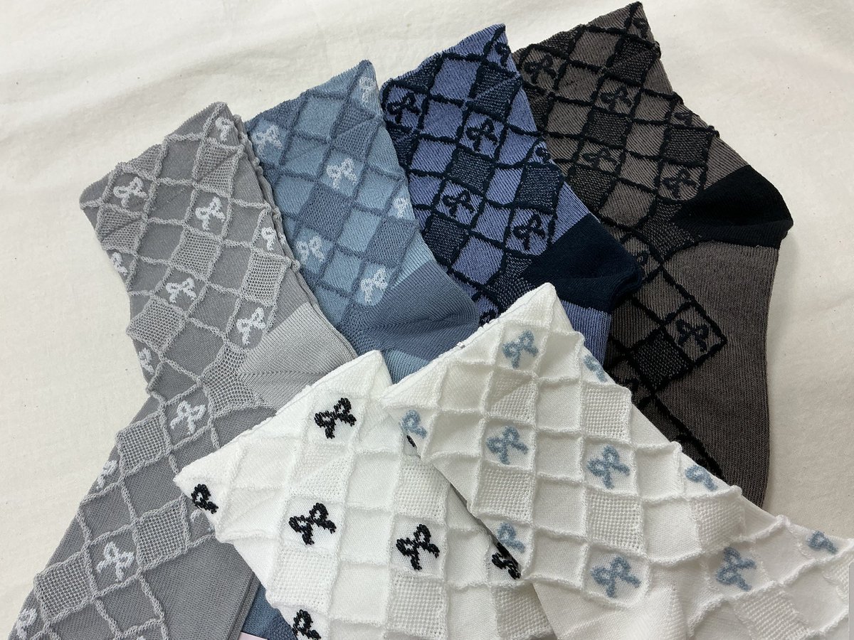 kutsushitayaNAR's tweet photo. 🏷️フロートリボンタイルショートソックス
#031131074 / ¥550(税込) 
22.5-24.5cm

凹凸のあるフロート編みの
リボン柄が可愛い靴下です🧦🎀

足首を締め付けにくい袋状の
履き口になっています◎

他にも新商品が色々入荷しておりますので、
店頭にてご覧くださいませ🔅

#靴下屋奈良小西通り店 
#奈良 https://t.co/sDRG4Wt079