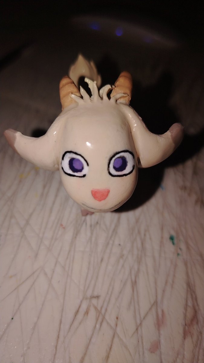 Jack53422449's tweet photo. Bueno tengo varios meses sin publicar arte, más porque ando trabajando en figuras de arcilla y estas semanas  pude casi terminar a este cabrito todo hermoso espero les guste tanto como a mi aunque le faltan detalles que terminare #arashinoyoruni 
#onestormynight  #あらしのよるに https://t.co/F8Bcys44MX