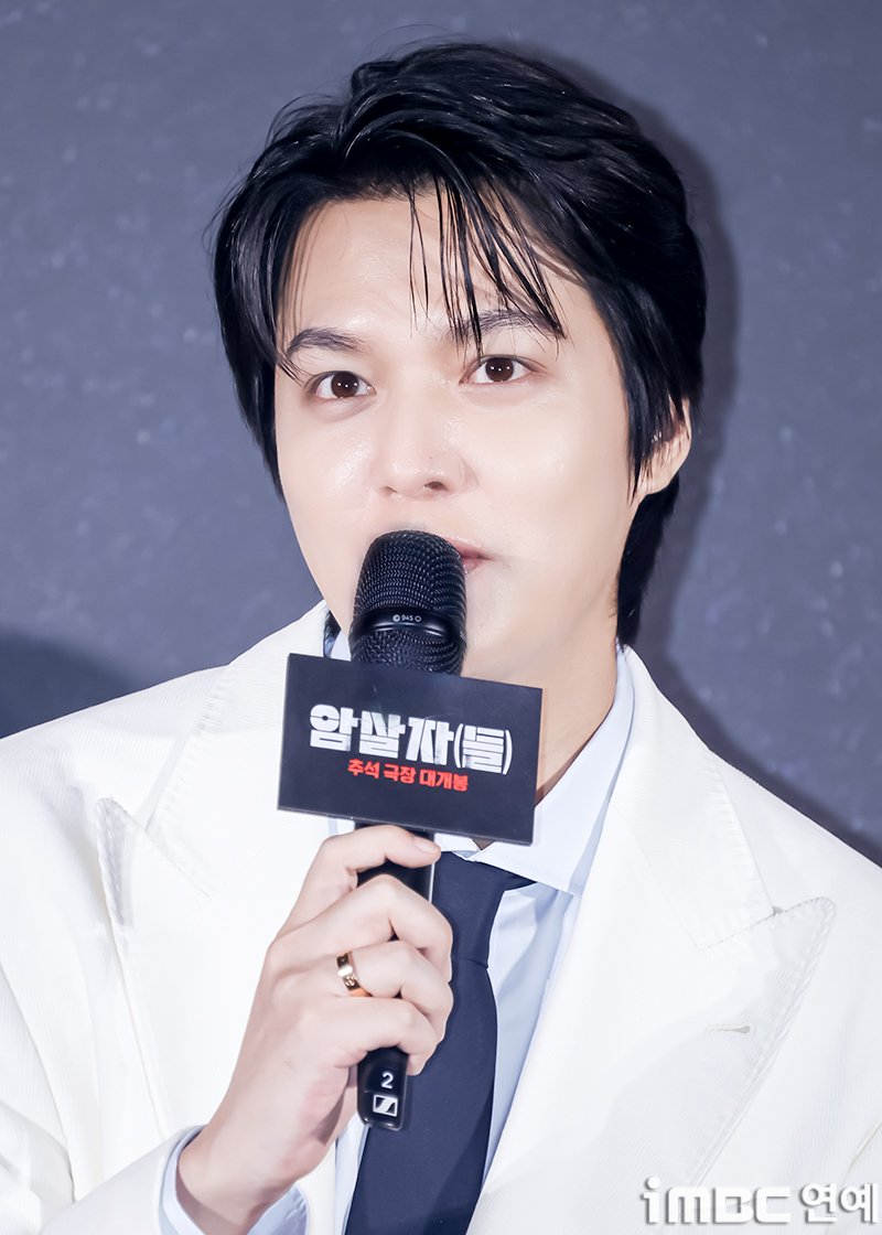 imbcenews's tweet photo. '암살자들' 이민호 "어디가서 막내하기 쉽지 않은 나이인데 이번에 막내 역할"
 #암살자들 #영화 #이민호 #막내 #iMBC연예

이민호는 "한영일을 연기했다. 훌륭한 선배님, 감독님과 함께 영화를 선보인다니 설레인다"라며 인사했다.

이민호는 "어디가서 막내하기 쉽지 않은 나이인데 이번에 막내 역할을 했다. 영일이는 동적인 에너지를 가진 활어같은 인물이다. 좋은 환경에서 올곳게 자랐지만 가슴 한켠에서 채워지지 않는 갈망이 있는 인물이다. 재환을 만나며 성장하고 단단해지고 진실의 가치를 믿고 자유를 꿈꾸는 인물"이라며 캐릭터를 설명했다.

🔗https://t.co/UjYPE1BRku