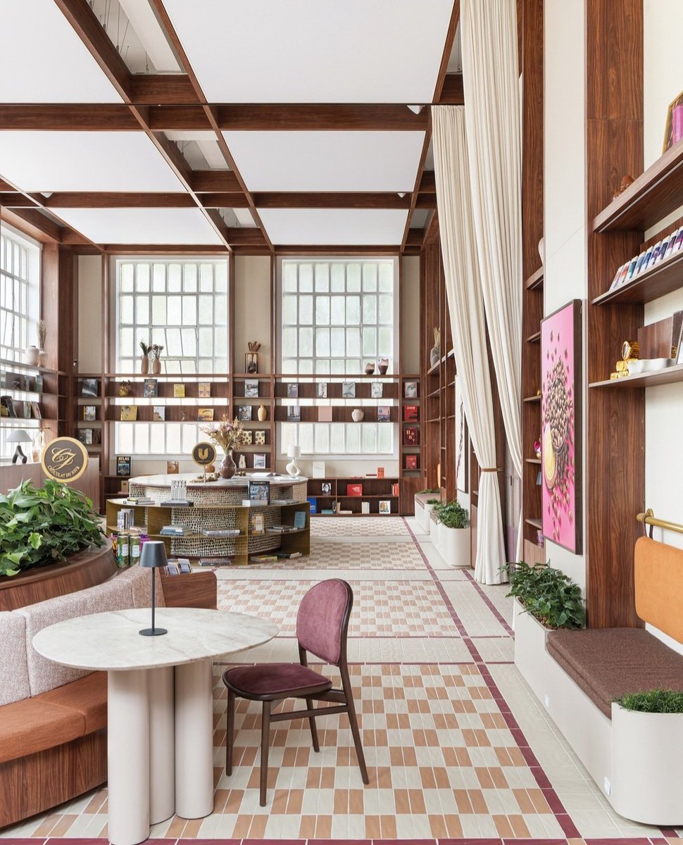 CASACORPERU's tweet photo. En CASACOR Sao Paulo 2026, la librería–chocolatería de 117 m² diseñada por @sittabarboarq reúne libros, chocolates y arte en un espacio pensado para hacer una pausa y disfrutar. Una experiencia sensorial en el Parque da Água Branca.
#casacorperu #casacor https://t.co/xzyfmU3PiI