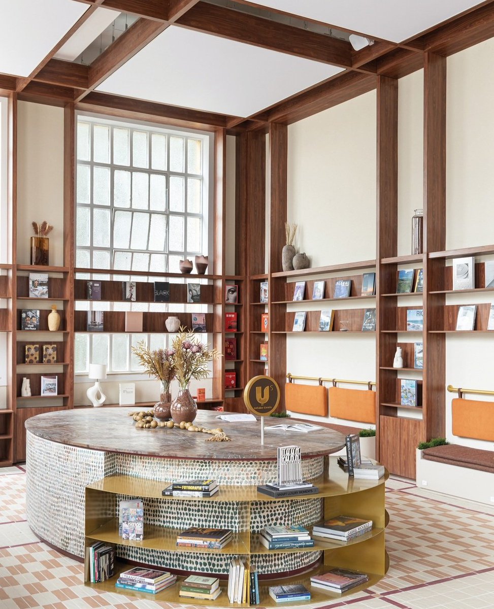 CASACORPERU's tweet photo. En CASACOR Sao Paulo 2026, la librería–chocolatería de 117 m² diseñada por @sittabarboarq reúne libros, chocolates y arte en un espacio pensado para hacer una pausa y disfrutar. Una experiencia sensorial en el Parque da Água Branca.
#casacorperu #casacor https://t.co/xzyfmU3PiI