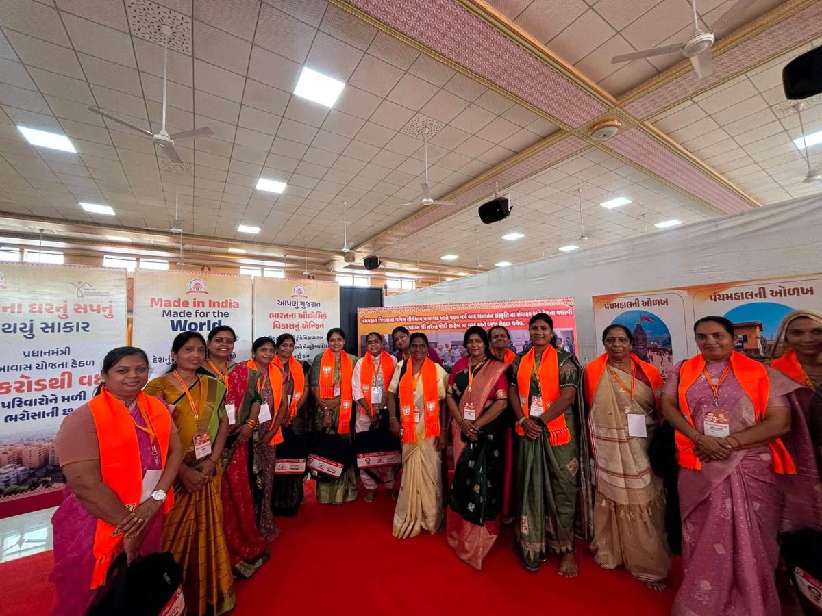 sumanbenbjp's tweet photo. BAPS સ્વામિનારાયણ મંદિર, ગોધરા ખાતે 'પંડિત દીનદયાલ ઉપાધ્યાય પ્રશિક્ષણ મહાઅભિયાન 2026' અંતર્ગત આયોજિત પંચમહાલ જિલ્લા ભારતીય જનતા પાર્ટી ના 'જિલ્લા પ્રશિક્ષણ વર્ગ' માં પ્રથમ દિવસે ઉપસ્થિત રહી સૈદ્ધાંતિક અધિષ્ઠાન અને આપણો ઈતિહાસ અને વિકાસ વિષય પર માર્ગદર્શન મેળવ્યું. https://t.co/pKA2iQ42Tw