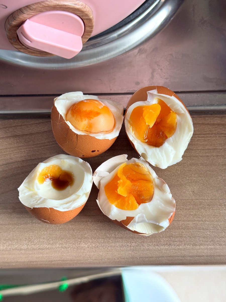 BearTan2's tweet photo. Quick breakfast for a busy morning! 🥚💨
คิดอะไรไม่ออก หรือเวลาน้อยแค่ไหน "ไข่ต้ม" คือคำตอบอันดับ 1 เสมอครับ
• ทำง่าย ประหยัดเวลา
• โปรตีนสูง ไขมันดี
• อยู่ท้องยาวๆ ถึงมื้อเที่ยง
ไข่แดงยางมะตอยเยิ้มๆ แบบนี้แกะใส่ปากปุ๊บ พร้อมลุยงานต่อปั๊บ! 💪🏼✨
#FatCat2FitCat #BoiledEggs #HighProtein #HealthyBreakfast #ลดน้ำหนักด้วยตัวเอง